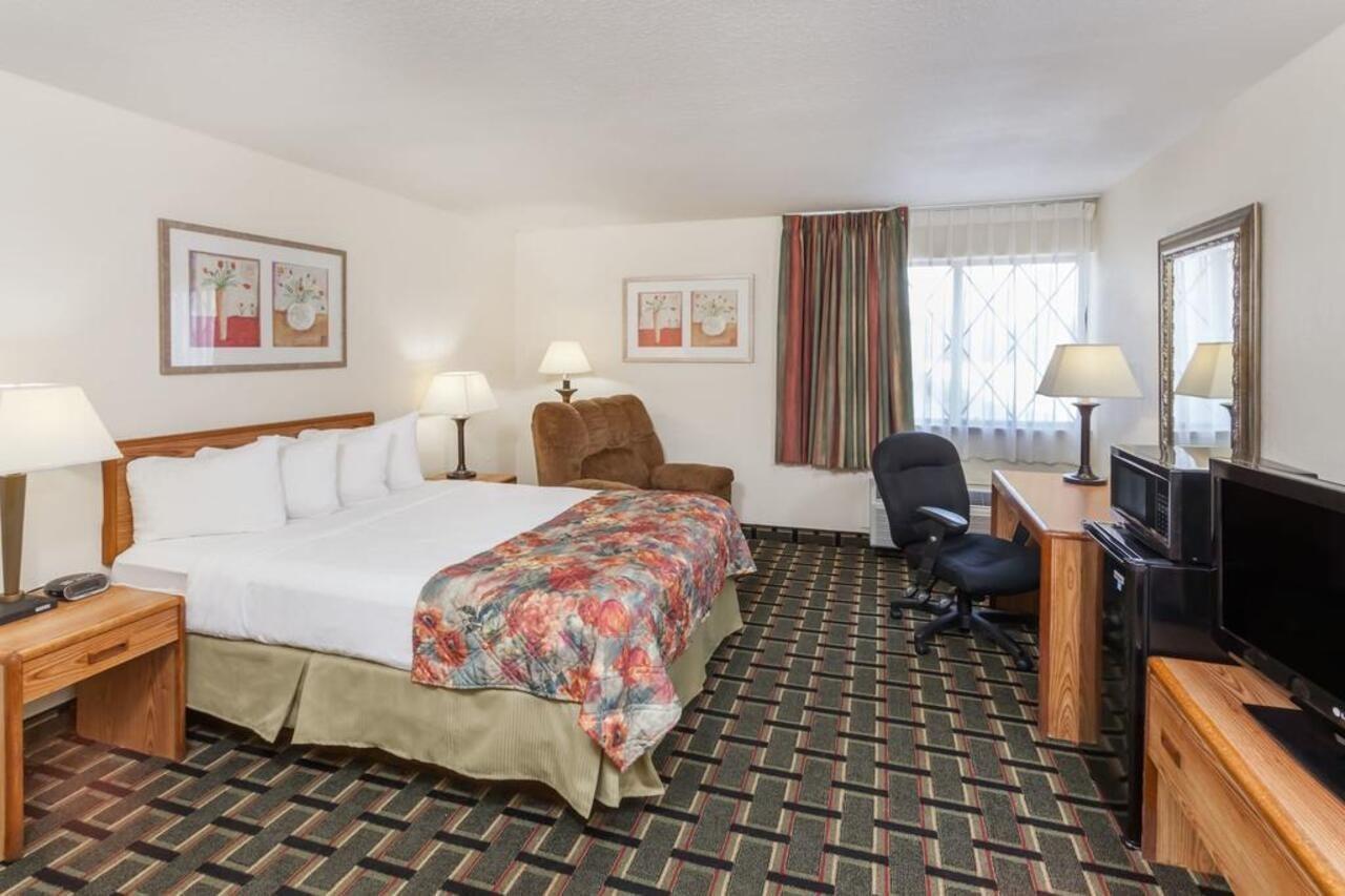 Baymont By Wyndham Decatur Hotel Exterior foto