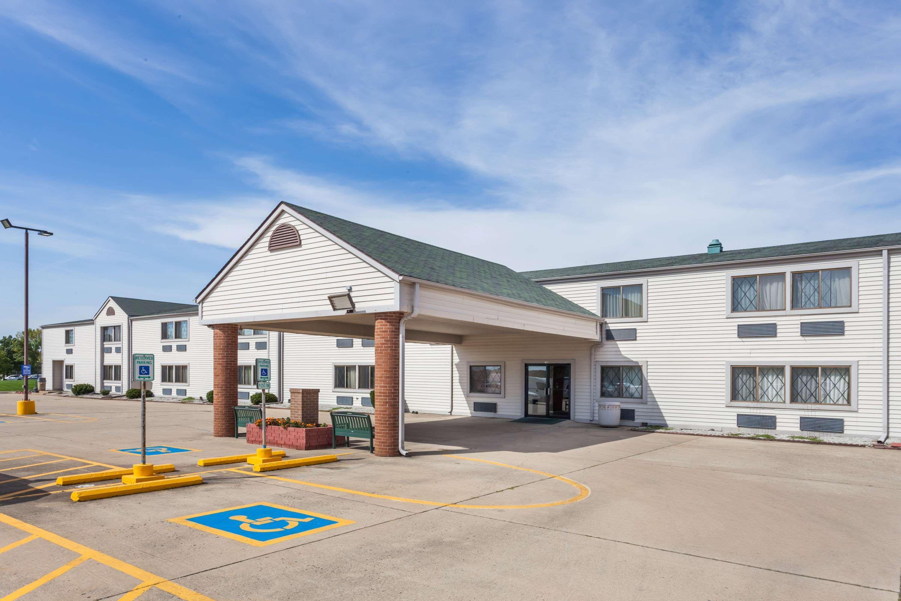 Baymont By Wyndham Decatur Hotel Exterior foto
