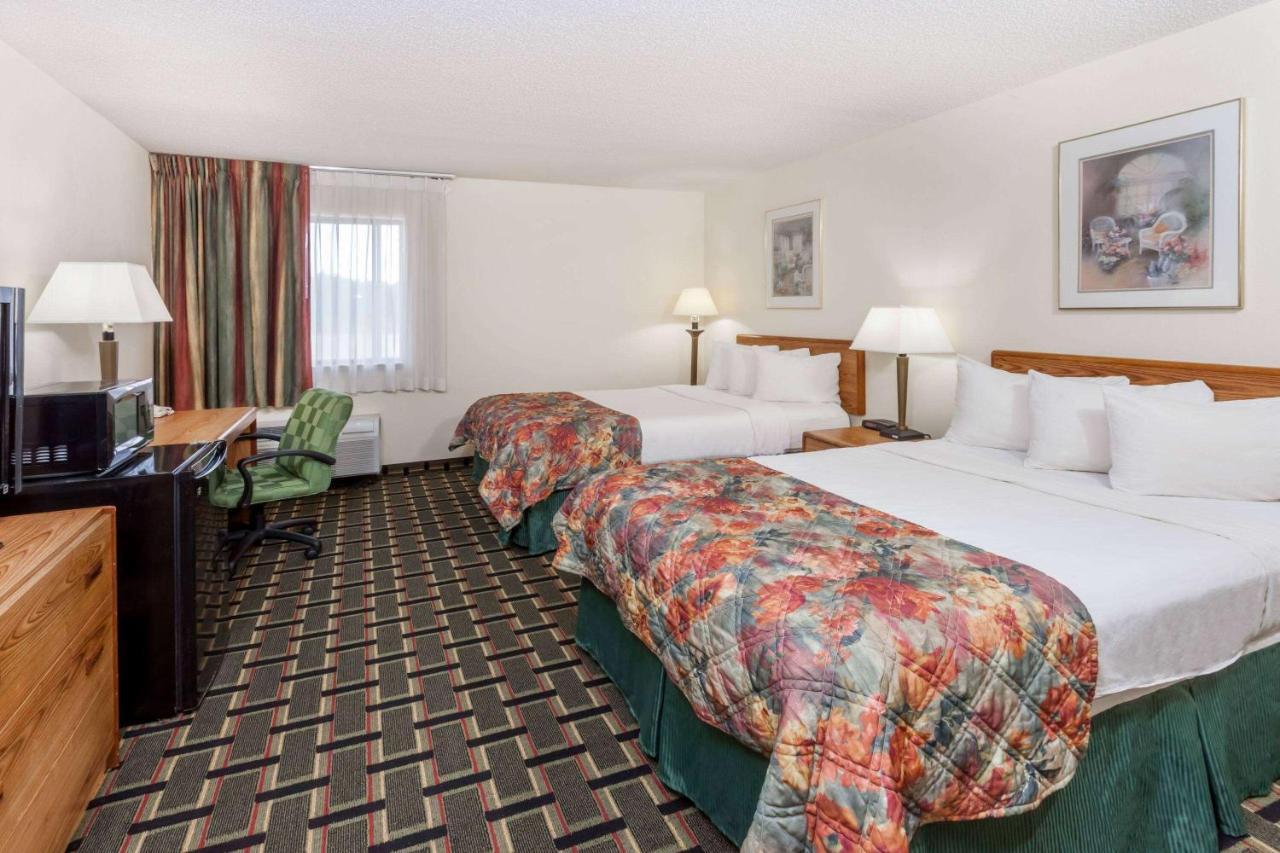 Baymont By Wyndham Decatur Hotel Exterior foto