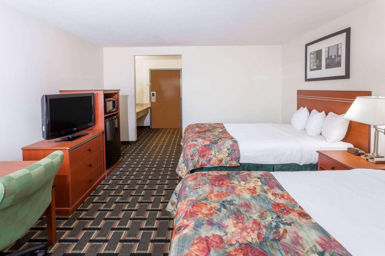 Baymont By Wyndham Decatur Hotel Exterior foto