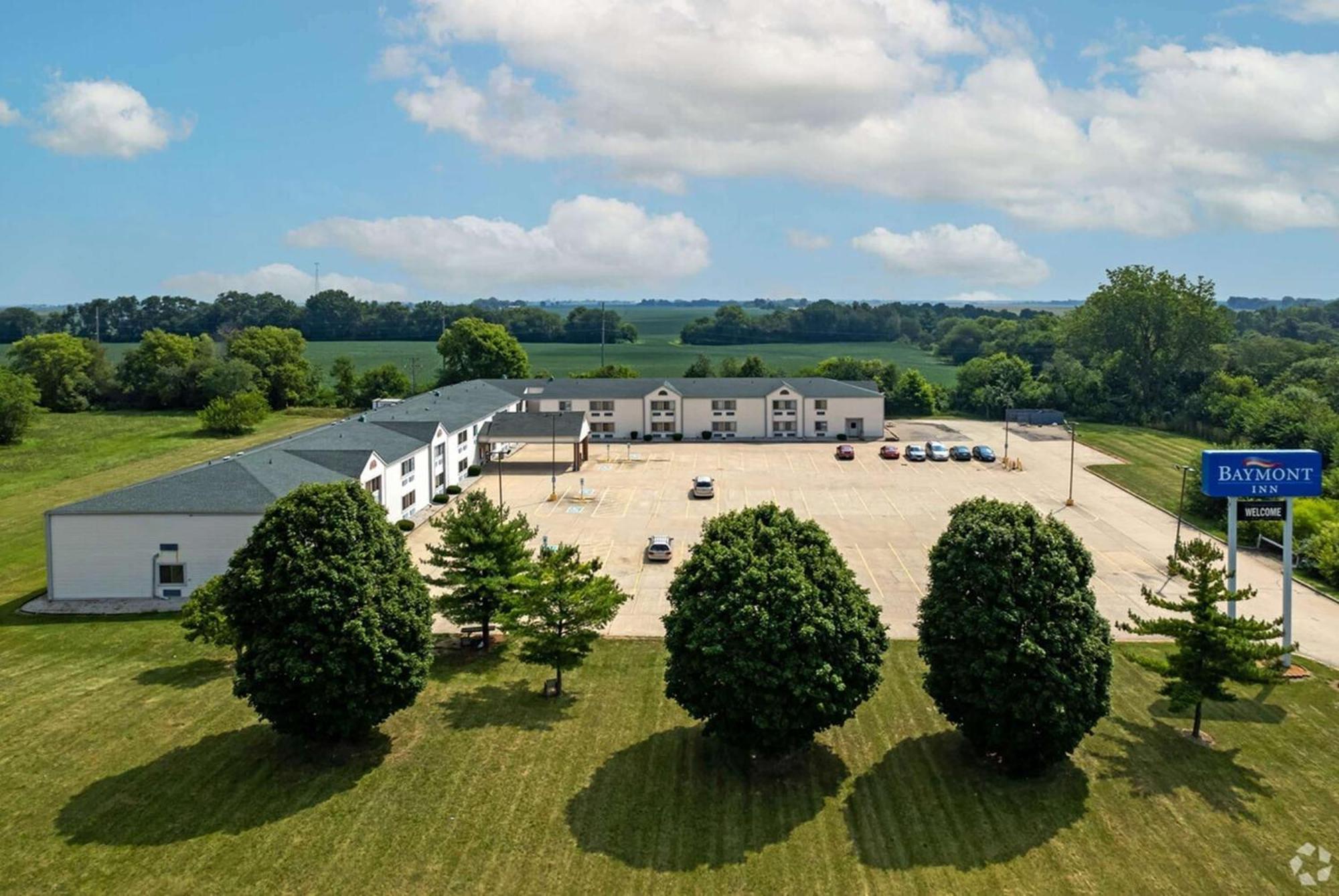 Baymont By Wyndham Decatur Hotel Exterior foto